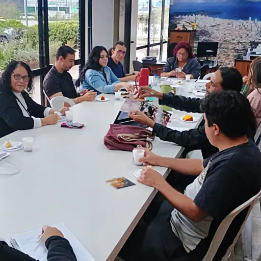 Equipe de especialista reunida debatendo acessibilidade digital;.
